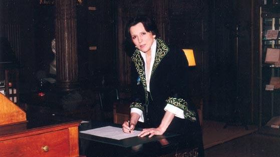 Édith Canat de Chizy à la bibliothèque de l'Institut - B. Eymann © Académie des Beaux-Arts