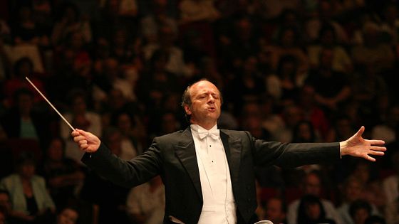 Ivan Fischer dirige l'Orchestre philharmonique d'Israël lors d'une performance à la salle de concert du Centre international des congrès, Jérusalem, Israël. 2006 ©Getty - Dan Porges