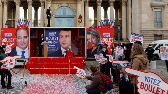 Paris le 26 janvier 2021 : des militants de Greenpeace manifestent devant l'Assemblée pour décerner les "boulets du climat 2020". Emmanuel Macron et la ministre de la Transition écologique Barbara Pompili ont été "récompensés".. ©AFP - LUDOVIC MARIN