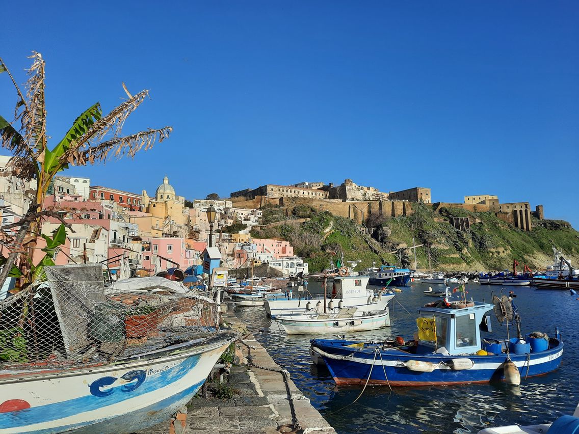 Le petit port de la Corricella et ses maisons colorées, image emblématique de l'île de Procida