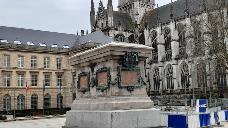 A Rouen, la statue de Napoléon est en restauration et pourrait être déplacée sur l'Ile Lacroix pour être remplacée par une effigie de la militante féministe Gisèle Halimi