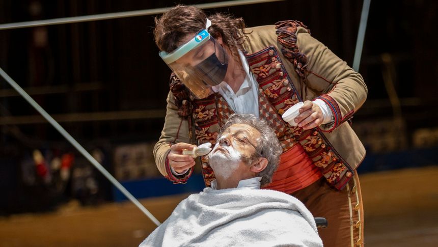 Rossini, Le Barbier de Séville - mise-en-scène Mario Martone, direction musicale Daniele Gatti : Alessandro Corbelli (Bartolo) et Andrzej Filonczyk (Figaro)