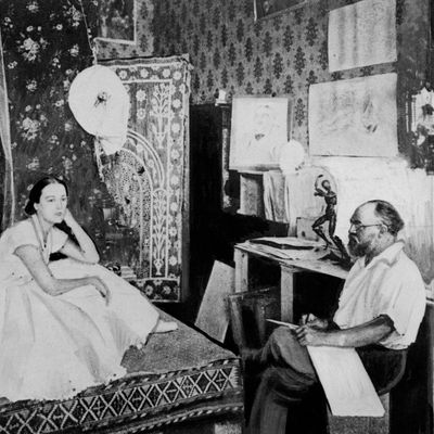 Le peintre, dessinateur, graveur et sculpteur Henri Matisse dessine le modèle Henriette vêtue en danseuse dans son atelier en 1927 à Nice.