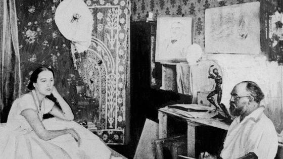 Le peintre, dessinateur, graveur et sculpteur Henri Matisse dessine le modèle Henriette vêtue en danseuse dans son atelier en 1927 à Nice. ©AFP - STAFF