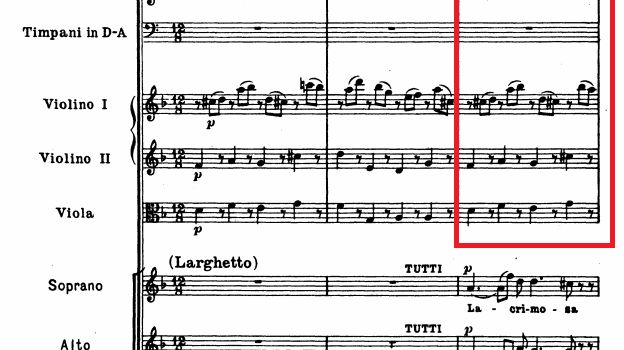 Les parties d'orchestres sont devinées en s'inspirant des motifs composés par Mozart juste avant et en s'appuyant sur les accords du choeur. Les instruments à vent doublent le choeur.