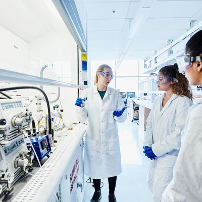 Le cluster Paris-Saclay, concentré de l'innovation technologique française, veut attirer de plus en plus de scientifiques de haut-niveau à Saclay