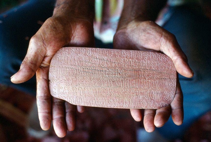 Le Rongorongo, l'écriture de l'île de Paques.