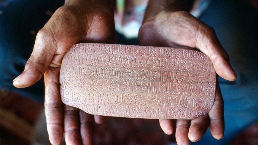 Le Rongorongo, l'écriture de l'île de Paques.