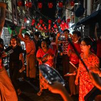 Des gens participent à une manifestation dans la rue après des appels à la protestation contre le coup d'État militaire, à Yangon le 5 février 2021.