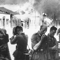Pillage d'un village russe par les nazis en août 1941