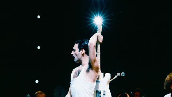 Le chanteur du groupe Queen, Freddie Mercury (1946 - 1991), lors de leur concert mythique au Wembley Stadium de Londres, pour le festival Live Aid de 1985 ©Getty - Steve Rapport