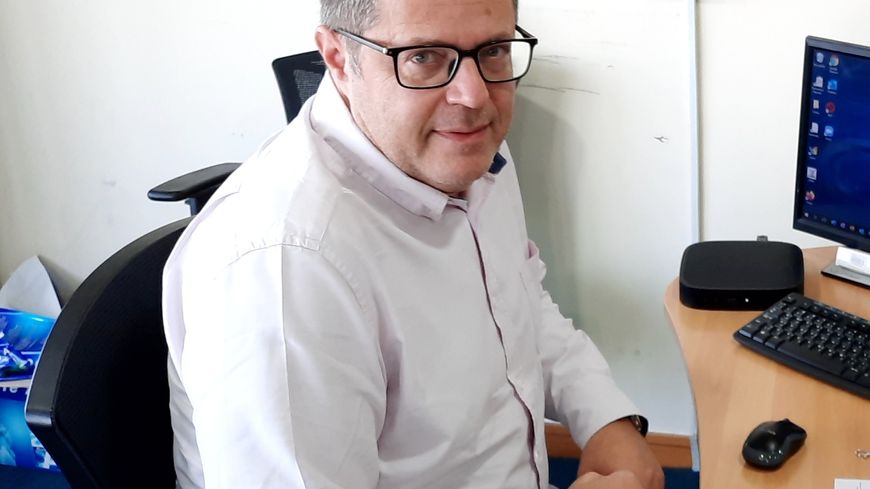 Alex Peterfreund travaille dans le secteur du diamant et a co-fondé le Conseil Juif des Émirats.