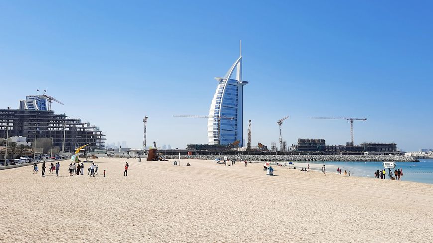 La plage et les constructions en cours, avec au fond au milieu l'hôtel Burj Al Arab Jumeirah, maintes fois élu l'hôtel le plus luxueux au monde par un certain nombre de grandes marques de voyages et de prix.