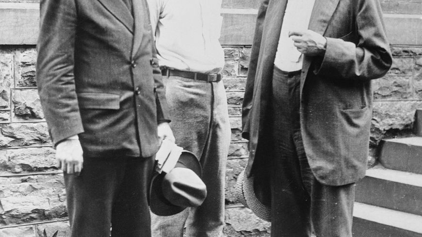 Clarence Darrow (à droite), avocat représentant John T. Scopes (au centre), l'accusé de ce qu'on appelle le "procès du singe" avec Dudley Field Malone (1925, Dayton, Tennessee)