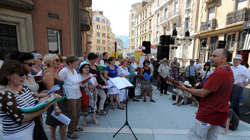 Concert d'une chorale dans le centre ville de Grenoble lors de la première édition de la "Fête des Tuiles" ; 6 juin 2015.