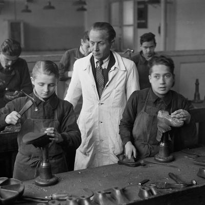 Classe de cordonnerie dans une école pour sourds et muets, Paris, 1944.