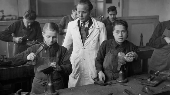 Classe de cordonnerie dans une école pour sourds et muets, Paris, 1944. ©AFP