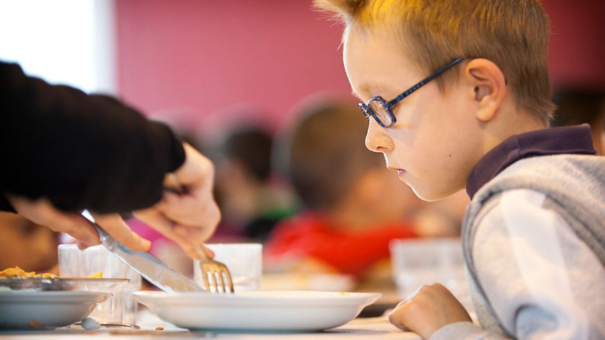 Les enfants de familles modestes consomment moins de produits frais et vont moins à la cantine que ceux de foyers plus favorisés.