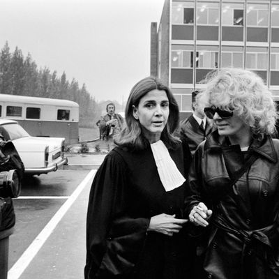 L'avocate Gisèle Halimi, et l'actrice Delphine Seyrig, 11 octobre 1972 à Bobigny, lors du procès de Marie-Claire Chevalier, poursuivie pour avoir avorté.