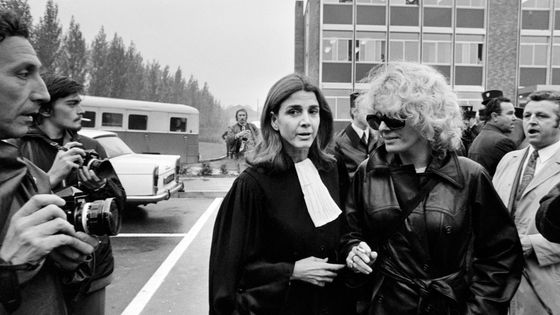 L'avocate Gisèle Halimi, et l'actrice Delphine Seyrig, 11 octobre 1972 à Bobigny, lors du procès de Marie-Claire Chevalier, poursuivie pour avoir avorté. ©AFP - Michel Ciment