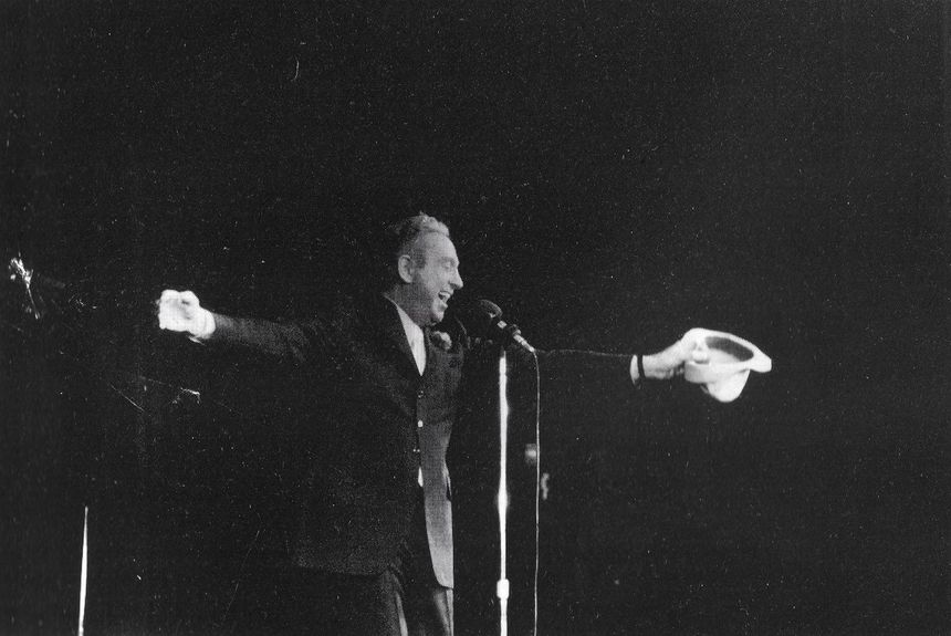 Charles Trenet sur scène dans les années 1970