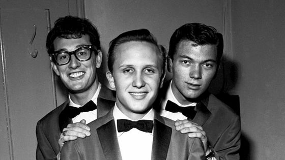 Les Crickets, (de gauche à droite) Buddy Holly, Joe B Mauldin, Jerry Allison, dans les coulisses en 1958 ) ©Getty - Photo by Harry Hammond/V&A Images/Getty Images