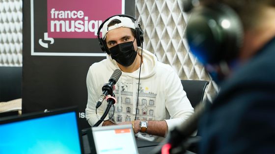 Le chanteur Mika est au micro de Jean-Baptiste Urbain pour évoquer son spectacle diffusé vendredi 5 février à 20h55 sur France 5 enregistré à l'Opéra Royal de Versailles ©Radio France - Christophe Abramowitz