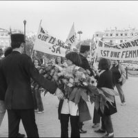 Manifestation Place de l'Etoile à Paris, le 26 août 1970 avec les écrivaines Christiane Rochefort et Monique Wittig et des féministes du MLF pour la mémoire de la femme du soldat inconnu.