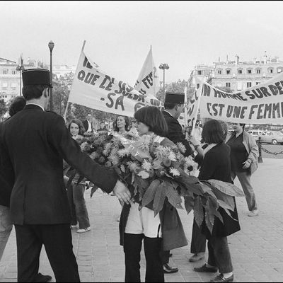 Manifestation Place de l'Etoile à Paris, le 26 août 1970 avec les écrivaines Christiane Rochefort et Monique Wittig et des féministes du MLF pour la mémoire de la femme du soldat inconnu.