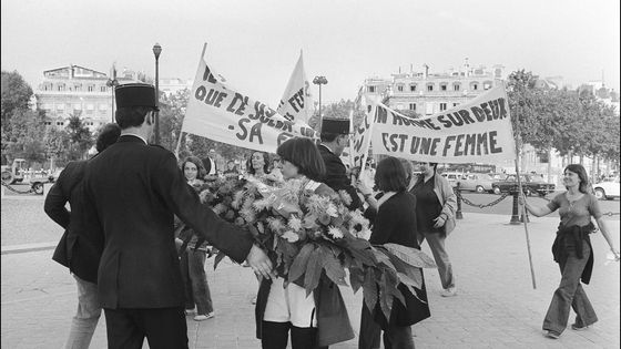 Manifestation Place de l'Etoile à Paris, le 26 août 1970 avec les écrivaines Christiane Rochefort et Monique Wittig et des féministes du MLF pour la mémoire de la femme du soldat inconnu. ©AFP - staff