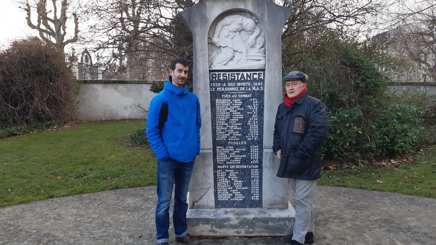 Sylvain Bissonnier (à gauche) de l'Office national des anciens combattants Région Auvergne-Rhône-Alpes et Jean-Michel Steiner, historien présentent le monument dédié à la résistance des manuchards
