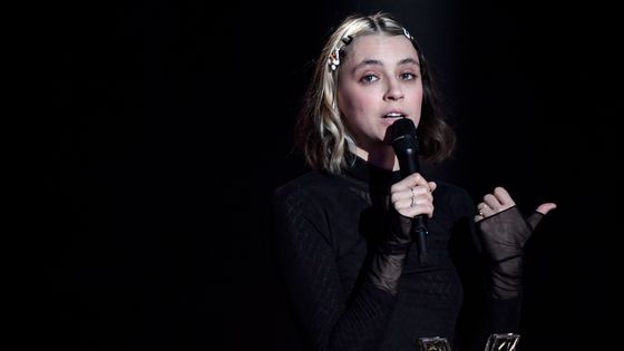 En recevant le prix d'artiste féminine de l'année lors des Victoires de la Musique, la chanteuse Pomme a souhaité interpeller le secteur musical sur les violences sexuelles ©AFP - Bertrand GUAY