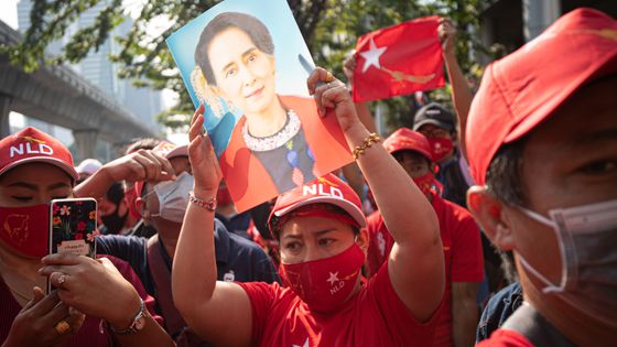 Bangkok le 1er février 2021 : des partisans d'Aung San Suu Kiy et de son parti, la Ligue nationale pour la démocratie, ,manifestent leur colère devant l'ambassade de Birmanie en Thaïlande ©AFP - VACHIRA VACHIRA / NURPHOTO