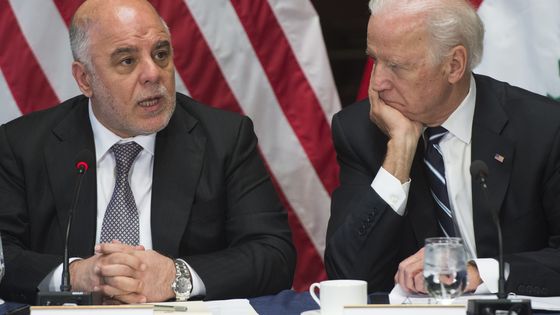 Joe Biden (à l'époque vice-président) et le Premier ministre irakien Haider Al-Abadi (à gauche) tiennent une réunion du Comité supérieur de coordination Etats-Unis - Irak, à Washington, DC, le 16 avril 2015. ©AFP - Saul Loeb