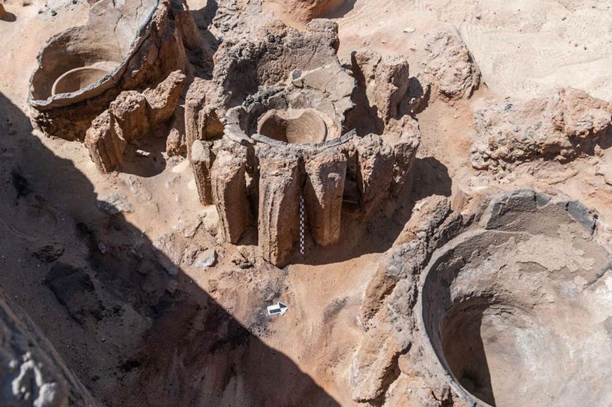 un document photo qui montre les restes de cuves, qui est peut-être la plus ancienne brasserie découverte sur le site archéologique d'Abydos, dans le sud de l'Egypte. Le 13 février 2021.