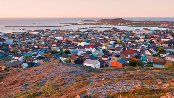 La ville de Saint-Pierre au lever du soleil. ©Getty - Henryk Sadura