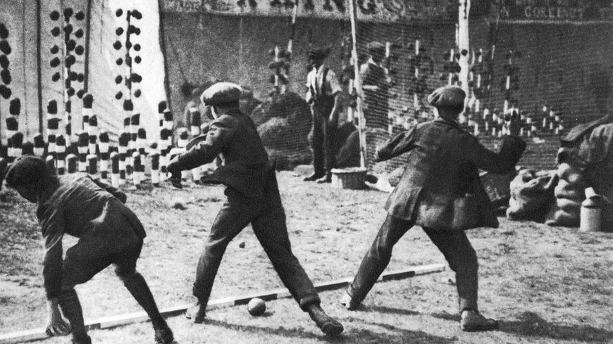 En 1926, du côté de Londres, c'est à coups de noix de coco qu'on jouait au chamboule-tout dans les kermesses populaires.
