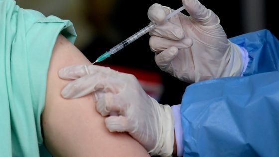 Un médecin colombien reçoit une dose du vaccin de Pfizer BioNTech, le 18 février 2021 à Bogota. ©AFP - Raul ARBOLEDA