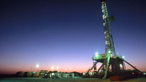 Tour de forage de pétrole dans le sahara algérien. ©Getty - Mike St Maur Sheil/Construction Photography/Avalon