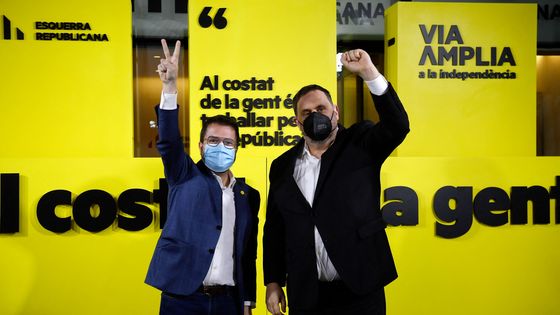 Le leader indépendantiste Oriol Junqueras (à d.) qui a été libéré de prison pour participer à la campagne électorale et le président du parti ERC Pere Aragones (à g.) célèbrent leur résultat obtenu aux élections législatives en Catalogne du 14/02. ©AFP - JOSEP LAGO