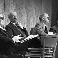 (De gauche à droite) Otto Klemperer, Adrian Boult, Walter Legge et Carlo Maria Giulini dans le jury d'une compétition de direction d'orchestre, le 5 février 1961 aux Lime Grove Studios de Londres, pour l'émission de la BBC 'Monitor'
