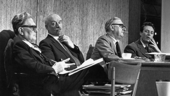 (De gauche à droite) Otto Klemperer, Adrian Boult, Walter Legge et Carlo Maria Giulini dans le jury d'une compétition de direction d'orchestre, le 5 février 1961 aux Lime Grove Studios de Londres, pour l'émission de la BBC 'Monitor' ©Getty - Erich Auerbach / Hulton Archive
