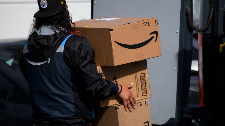 Un livreur d'Amazon au centre de distribution d'Hawthorne, en Californie, le 2 février 2021.