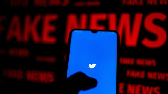 Les fake news circulent très rapidement sur les réseaux sociaux ; il est possible de micro-cibler des groupes de personnes spécifiques. ©Getty - SOPA Images