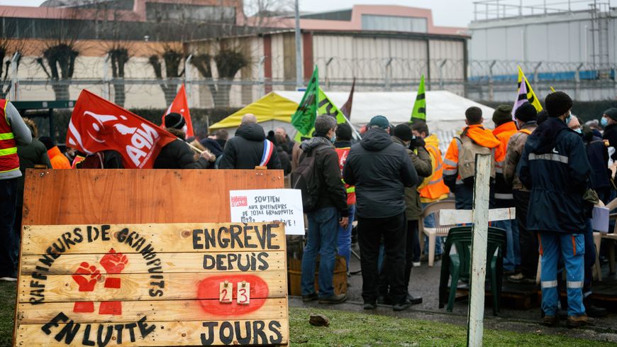 A Grandpuits-Bailly-Carrois, le 27 janvier 2021, panneau affichant le 23e jour de grève, avec un rassemblement des raffineurs en grève contre la fermeture de ce site Total qui doit être remplacé dès 2024 par une "plateforme zéro pétrole".