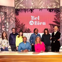 Ali Rebeihi et Agathe Lecaron entourés de leur bande de chroniqueurs et chroniqueuses.