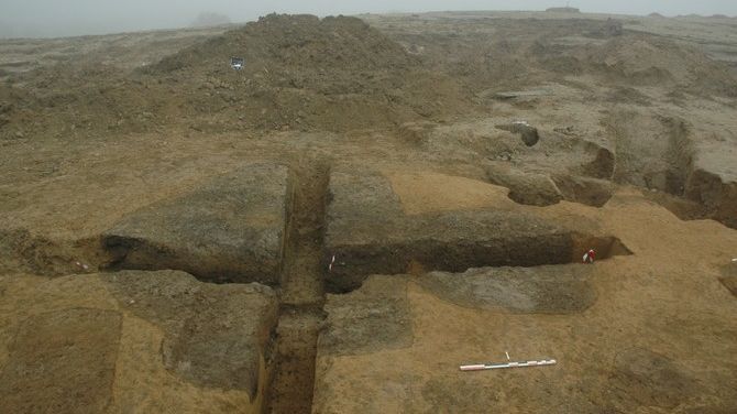 Deux coupes réalisées dans un fond de cabane médiéval, vraisemblablement une aire de stabulation, Décines (Rhône). Les traces de phosphate (excréments d'animaux) attestent la pratique de l'élevage.
