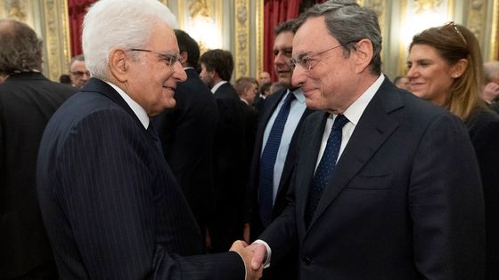 Le président italien Sergio Mattarella et Mario Draghi à Rome le 18/12/19 ©AFP - Quirinale Palace press office