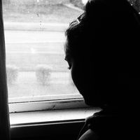 Silhouette d'une femme à la fenêtre d'un train.