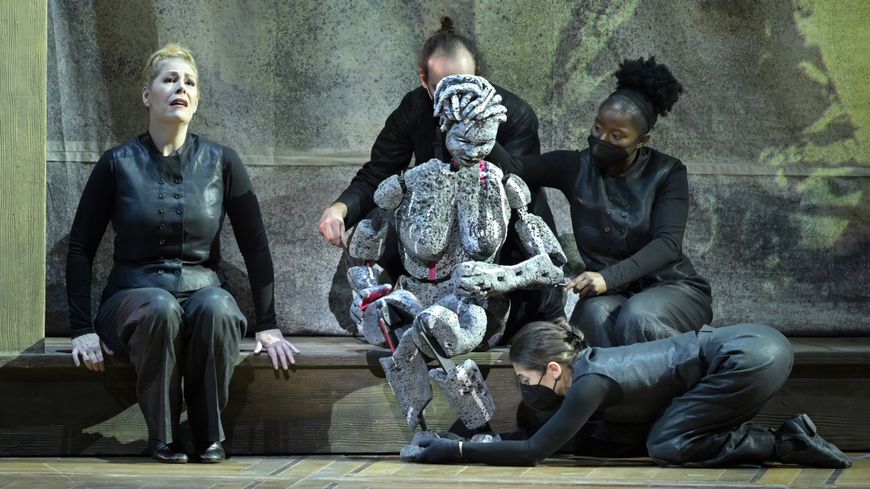 Verdi, Aïda – mise-en-scène Lotte de Beer, direction musicale Michele Mariotti : Sondra Radvanovsky (Aïda) et sa marionnette conçue et dirigée par Mervyn Millar